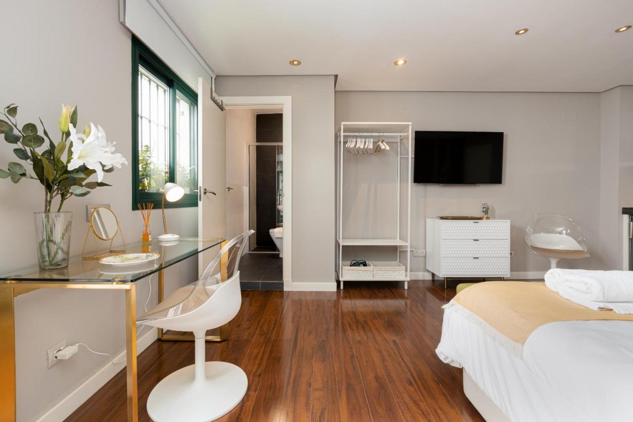 Appartement C30 Deluxe Studio With Terrace Into Cathedral Square à Málaga Extérieur photo