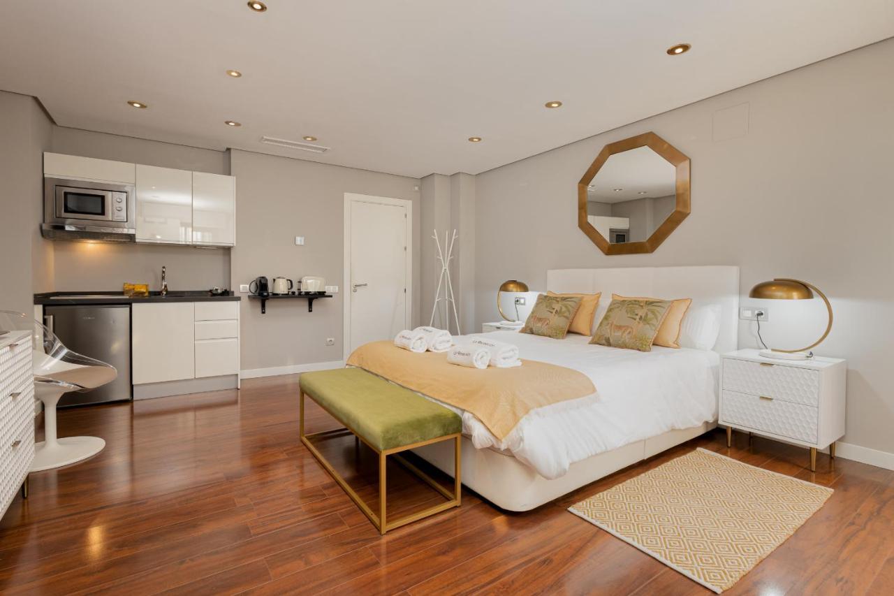 Appartement C30 Deluxe Studio With Terrace Into Cathedral Square à Málaga Extérieur photo